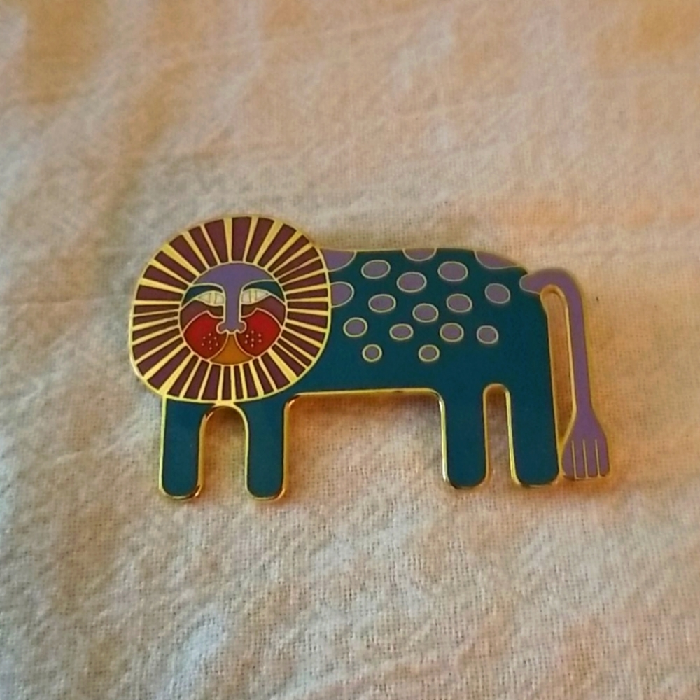 Lion pin